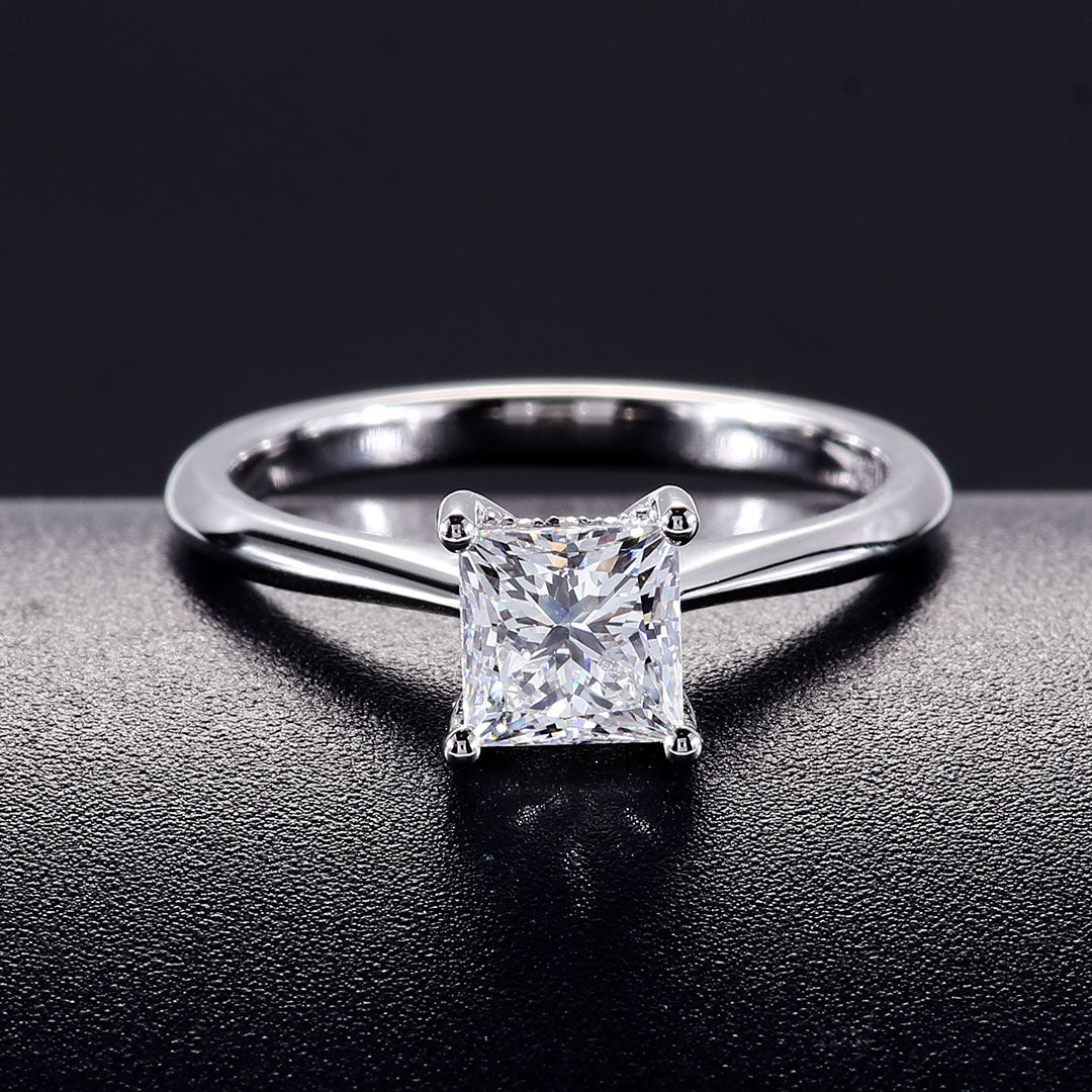 Princess Square Diamond Ring | 18K Solid Gold - Detail View 1 | Worldiamond D VVS1 Lab Grown Diamond